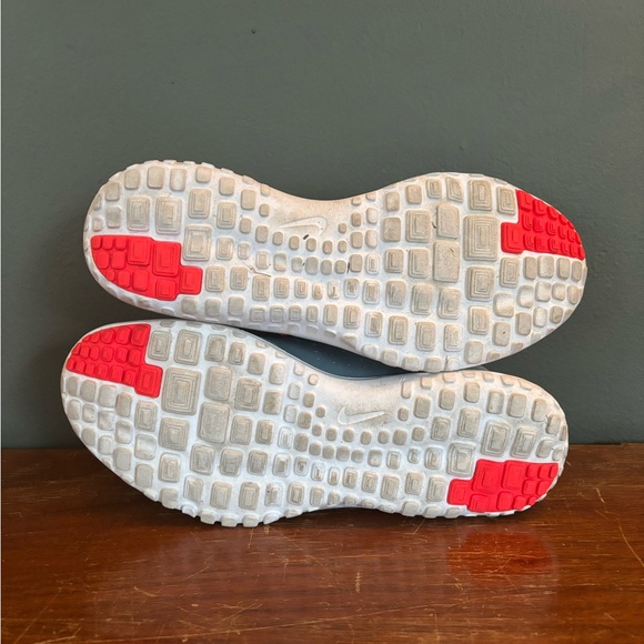 Women’s Nike Sneakers - Picture 3 of 3